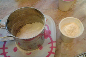 4 - setacciare ingredienti per torta allo yogurt