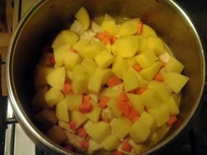 5 aggiungi patate e carote