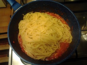 7 butta gli spaghetti nel sugo